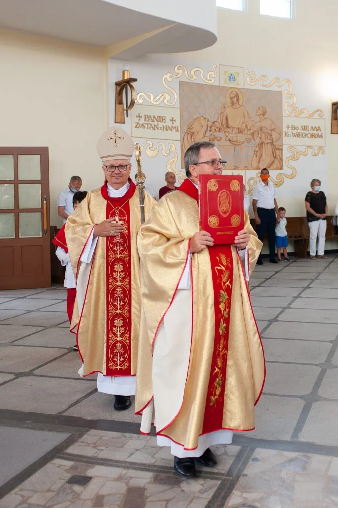 Ksiądz proboszcz Jerzy Tomeczek (z prawej) z ewangeliarzem i biskup w procesji wejścia w kościele NMP Królowej Świata w Rogach